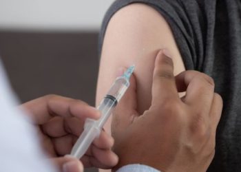 Especialistas alertam para aumento da dengue no verão e defendem ampliação da vacinação
