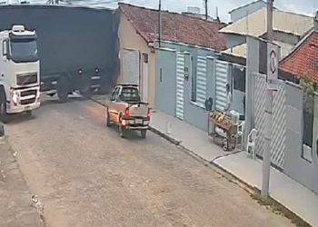 Casa do ES atingida por carreta é condenada e vai ser demolida
