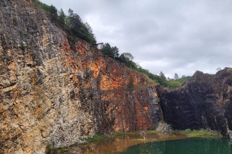 Turista morre ao bater em pedras em salto de bungee jump