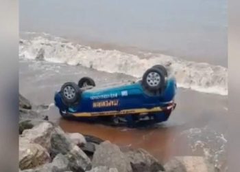 VÍDEO | Aluna de autoescola capota carro em praia de Marataízes