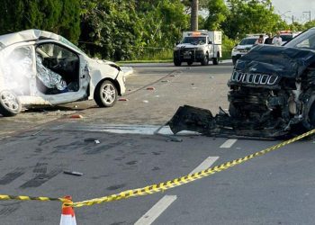 Colisão entre dois veículos deixa cinco pessoas mortas em Guriri