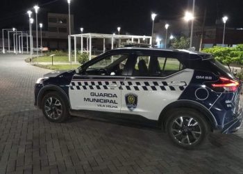 Desesperada, vítima de agressões se joga na frente de viatura para pedir socorro