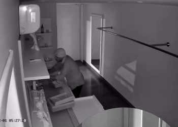 VÍDEO | Homem arromba loja em Vitória e furta joias e computador