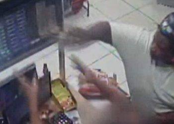 Dupla assalta padaria em Vitória e rouba até cigarros; veja vídeo