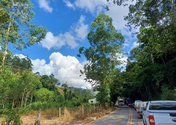 Pare e Siga entre Rio Bananal e São Jorge de Tiradentes deixa trânsito lento