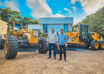 Prefeito Bruno Pella e vice Cadi Gava recebem duas patrols para melhorar a agricultura de Rio Bananal