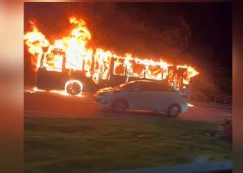 Ônibus é incendiado próximo à Ponte de Camburi e assusta passageiros em Vitória