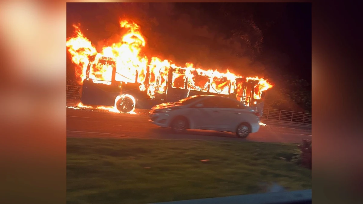 Ônibus é incendiado próximo à Ponte de Camburi e assusta passageiros em Vitória Ônibus é incendiado próximo à Ponte de Camburi e assusta passageiros em Vitória