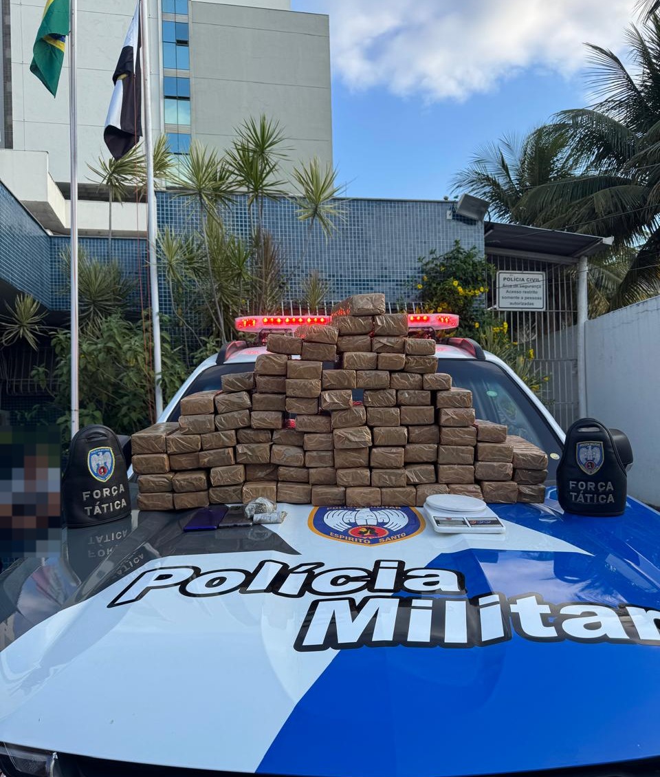 PMES apreende mais de 53 quilos de maconha em bairro da Serra* _Um homem foi detido durante a ação