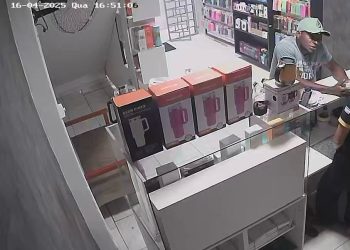 Homem rouba loja de celulares em Rio Bananal, tranca funcionária no banheiro e foge com iPhone