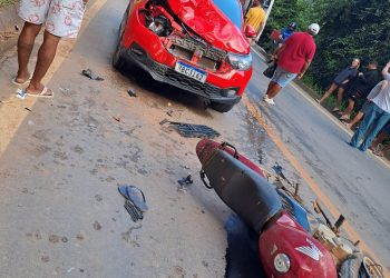Homem fica ferido após colisão entre moto e carro de passeio em Rio Bananal