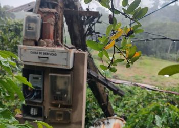 Carro bate e derruba poste em rodovia de Rio Bananal, deixando moradores sem energia