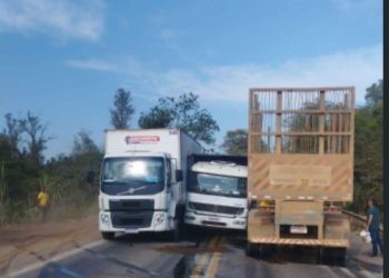 BR-381 ACIDENTE ENTRE CAMINHÕES INTERDITA BR PRÓXIMO À CENIBRA 