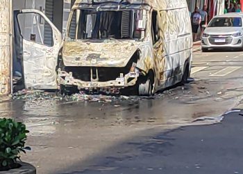 Ambulância de São Domingos do Norte é destruída por incêndio no centro de Colatina