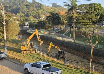 Prefeitura de Rio Bananal realiza limpeza no rio que corta a cidade