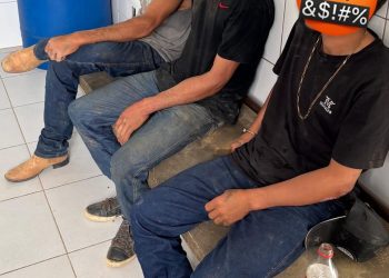 Polícia Militar prende três pessoas em São Jorge de Tiradentes; um estava armado.