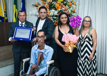 Radialista Léo Menon recebe Título de Cidadão Ribanense das mãos do vereador Vilson Gonçalves, presidente da Câmara Municipal