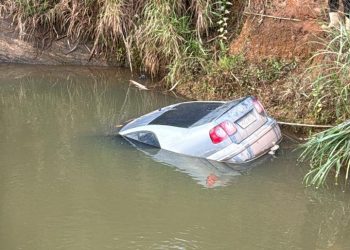 Carro cai dentro do rio em Rio Bananal e quase termina em tragédia!