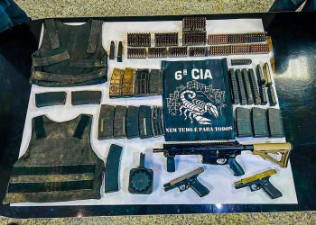 PM apreende fuzil, pistolas, carregadores e mais de 600 munições em Vitória