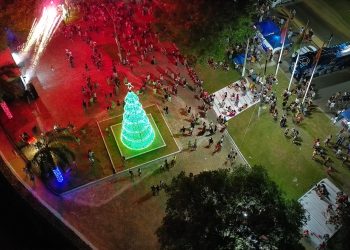 Rio Bananal inaugura maior árvore de Natal da história com festa e presença de autoridades