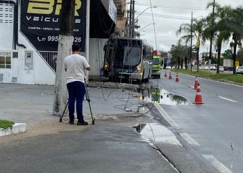 Ônibus da Joana D’arc Colide Contra Poste em Linhares