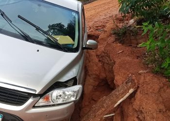 Carro cai em valeta na estrada de São Bento e moradores cobram melhorias em via rural de Rio Bananal