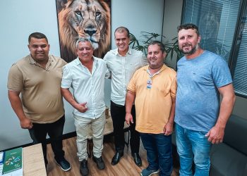 Soneca e Fábio Duarte discutem melhorias para o Timirim Futebol Clube em agenda na capital