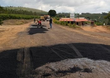 Vila Valério: Prefeitura utiliza massa asfáltica para reforçar trechos de Revisol no interior