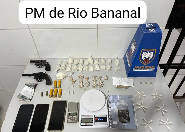 Polícia Militar prende cinco pessoas por tráfico de drogas e porte ilegal de arma em São Jorge de Tiradentes